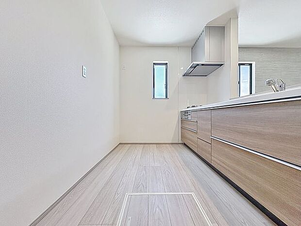 「使いやすさを重視したキッチンスペース。」作業スペースを多くとったキッチン。調理がしやすく余裕の広さです。調理器具等がすっきりと片付く収納力を備えています。