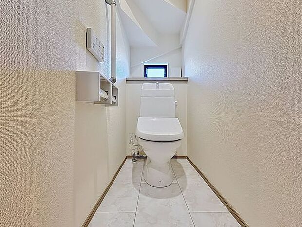「温水洗浄便座付きトイレ」トイレは快適な温水洗浄便座付です。清潔感のあるホワイトで統一しました。いつも清潔な空間であって頂けるよう配慮された造りです。