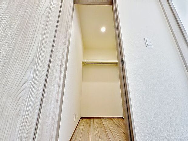 「たっぷり収納。ウォークインクローゼット」たっぷりと荷物が入るよう、ウォークインクローゼットを完備いたしました。画像と現地では大きさ、広さの感覚が違います。是非ご自分の目で確かめてください。