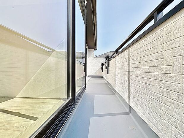 「開放感感じるバルコニー」頬をなでる優しい風を感じることが出来るバルコニー。つい深呼吸をしたくなる気持ちの良い眺望はこのお部屋の自慢です。