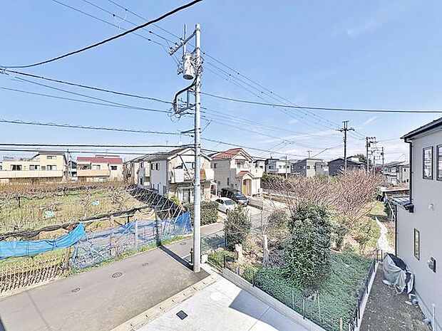 「穏やかな街並みの眺望」穏やかな街並みを一望しながら、爽やかな風と柔らかく降り注ぐ陽光を感じて頂けます。心地良い開放感が暮らしにゆとりと充足感をもたらします。