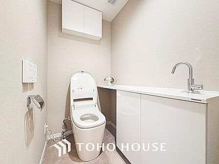 「リフォーム済・トイレ」トイレは快適な温水洗浄便座付です。清潔感のあるホワイトで統一しました。いつも清潔な空間であって頂けるよう配慮された造りです。