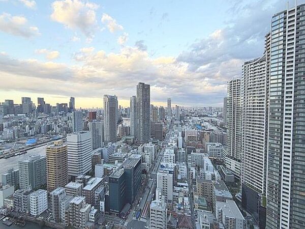 「穏やかな街並みの眺望」穏やかな街並みを一望しながら、爽やかな風と柔らかく降り注ぐ陽光を感じて頂けます。心地良い開放感が暮らしにゆとりと充足感をもたらします。