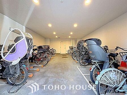 「駐輪場」共用の駐輪場です。きちんと整理されており、マナーと管理の良さが感じられます。空き状況等の詳細は、お気軽にお問い合わせください。