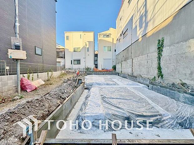 「現況」住まい探しは街探し。みんなが街探しのポイントにしているのは何。　第1位は過半数が支持した納得の 「交通の利便性」。続いて3割以上の人が「住環境」と「公園、緑地の充実」です。