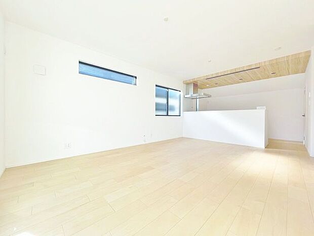 「居心地の良いリビング。」柔らかな色合いが優しい雰囲気のお部屋は、格別の居心地の良さを感じて頂けます。採光窓から零れる陽光に癒されてください。