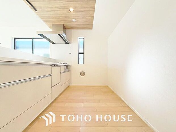 「家事時短の叶うキッチン◎」効率よくお料理ができる3口コンロ・食洗機・出し入れしやすいスライド収納を完備したシステムキッチン。確かな機能性を実感頂けます。