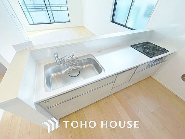 「対面式キッチン仕様」キッチンスペースは、ゆとりの広さを確保。開放的な対面式キッチンなので、ご家族との会話を楽しうことはもちろん、お子様を見守りながら家事時間を進められます。