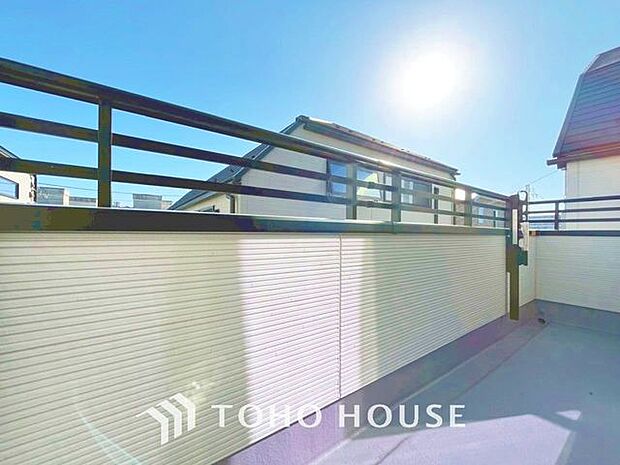 「バルコニー」都市型生活をより快適にコーディネートするかのように、周りの情景とマッチしたバルコニー。住まうご家族の心地よさを最優先したバルコニーでは様々な時間を楽しめます。