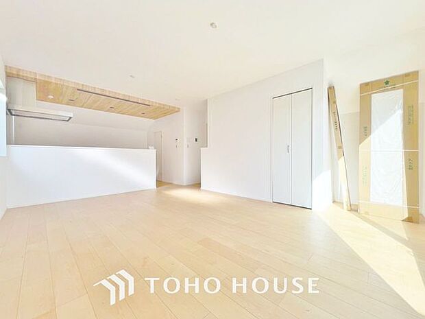 「東南向き。陽当り良好。」大きな窓辺からの日差しが暖かい室内は、自然と住まう人の気分も明るくなり、リビングでの素敵なワンシーンが演出されます。