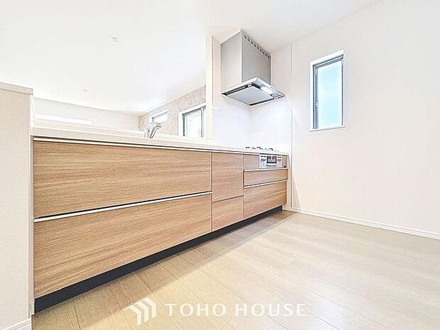 「窓あり×キッチン。」作業スペースを多くとったキッチンには、コンロ横にスリット窓を設置し通気性と明るさを取り入れました。