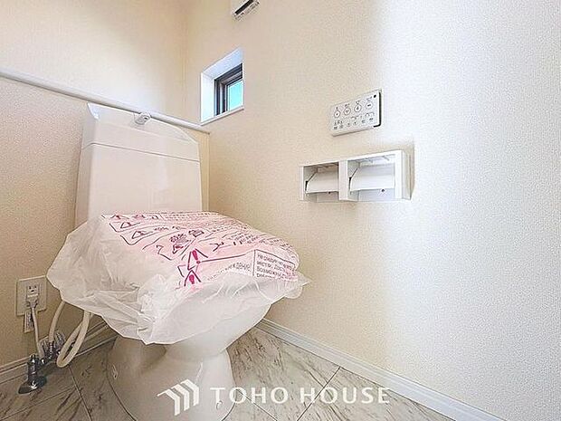 「温水洗浄便座付きトイレ」トイレは快適な温水洗浄便座付です。清潔感のあるホワイトで統一しました。いつも清潔な空間であって頂けるよう配慮された造りです。