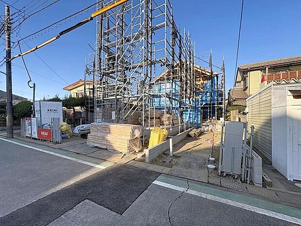 「現況」帰宅途中にショッピングやカフェを楽しんだり、利便性の良いこの地の生活は人々を魅了します。心行くままに季節の流れを感じ、ゆったりとした一時を。