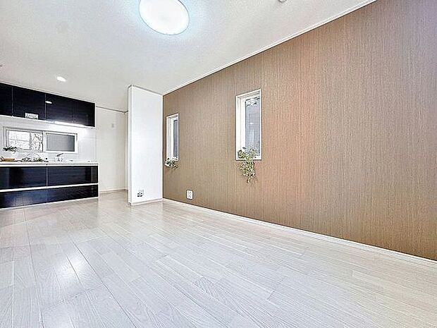 「南向き。陽当り良好。」大きな窓辺からの日差しが暖かい室内は、自然と住まう人の気分も明るくなり、リビングでの素敵なワンシーンが演出されます。