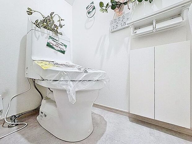 「温水洗浄便座付きトイレ」トイレは快適な温水洗浄便座付です。清潔感のあるホワイトで統一しました。いつも清潔な空間であって頂けるよう配慮された造りです。