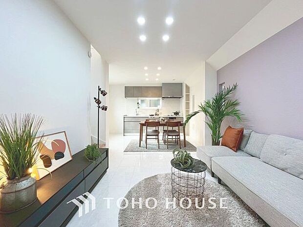 リビングも広く設け、訪れる人々を暖かく迎えてくれます。