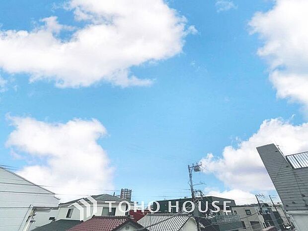 その豊かな眺望にふさわしい空間には、通風・採光にも優れ、心地よい光と風があふれています。