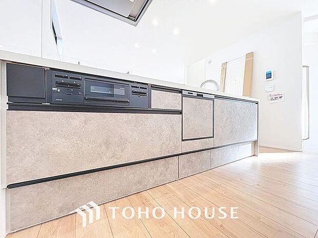 「家事時短の叶うキッチン◎」効率よくお料理ができる3口コンロ・食洗機・出し入れしやすいスライド収納を完備したシステムキッチン。確かな機能性を実感頂けます。