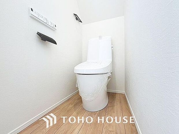 「温水洗浄便座付きトイレ」トイレは快適な温水洗浄便座付です。清潔感のあるホワイトで統一しました。いつも清潔な空間であって頂けるよう配慮された造りです。