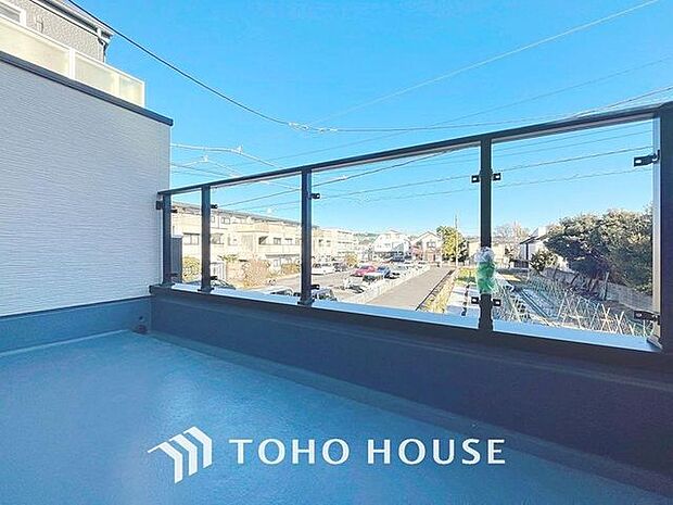 「開放感感じるバルコニー」頬をなでる優しい風を感じることが出来るバルコニー。つい深呼吸をしたくなる気持ちの良い眺望はこのお部屋の自慢です。