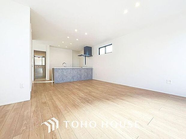 「17.3帖。ゆとりのLDK」広々約17帖のLDK。家族団らんの場やソファーでゆっくりとくつろぐスペースにオススメです。