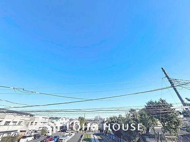 「穏やかな街並みの眺望」穏やかな街並みを一望しながら、爽やかな風と柔らかく降り注ぐ陽光を感じて頂けます。心地良い開放感が暮らしにゆとりと充足感をもたらします。