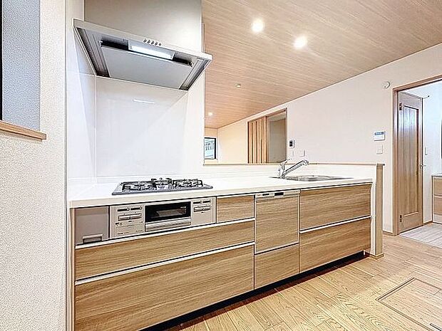 「対面式キッチン仕様」キッチンスペースは、ゆとりの広さを確保。開放的な対面式キッチンなので、ご家族との会話を楽しうことはもちろん、お子様を見守りながら家事時間を進められます。