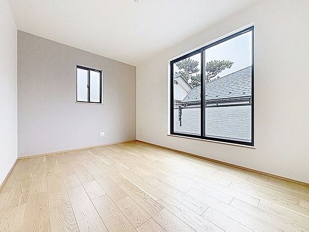 「バルコニーに面した居室」主寝室は十分な広さに加えて、快適に目覚められるよう、大きな採光窓を設けました。