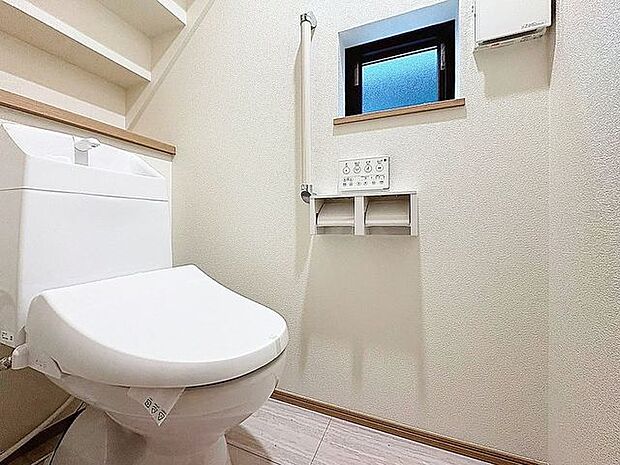 「窓あり×トイレ」水周りはシンプルに清潔感のあるホワイトで統一。換気出来るよう、窓も完備することで、いつも清潔な空間であって頂けるよう配慮しました。