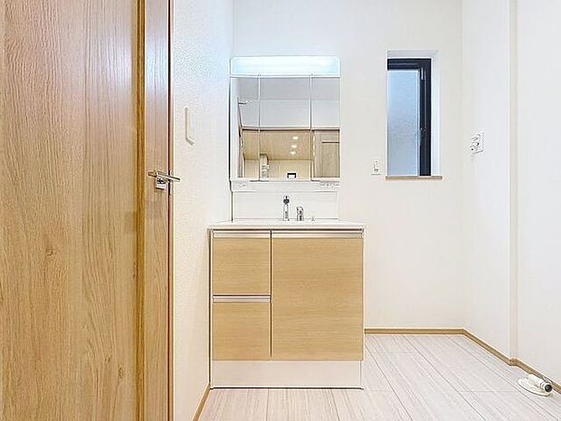 「窓あり×洗面所」湿気の多くなりやすい洗面所も、窓があることで換気が可能なので気持ちよくお使い頂けます。