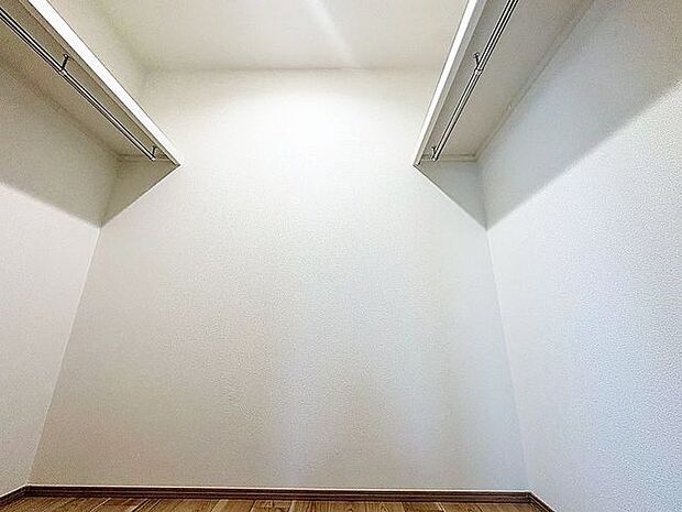 「ウォークインクローゼット」たっぷりと荷物が入るよう、ウォークインクローゼットを完備いたしました。