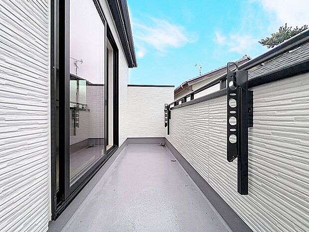 「バルコニー」大きな空に囲まれた気持ちのいい住まい。バルコニーを覗くだけで圧倒的な開放感に包まれます。