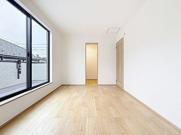 「~家具配置もラクラク~」落ち着いたカラーコーディネートの室内。インテリアやファブリックで、オーナー様好みのテイストデザインを取り入れて頂けます。