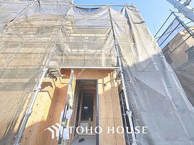 「1階水まわり集約プランの邸宅。」駐車場付きの一戸建てですので、マンションと違い目の前に愛車を置いておくことができます。