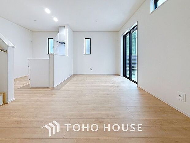 光が注がれる青い空から鮮やかに赤色にゆっくりと染まる。そんな優しい時間がここでは流れてゆく。