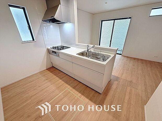 夫婦そろってキッチンに立っても調理がしやすく余裕の広さ。家事をしながら会話も弾みます。