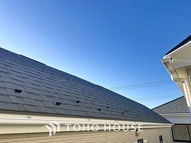 星空が地上に映りこむかのような夜景のきらめきまで、この街ならではの美しい風景の物語が室内に展開。
