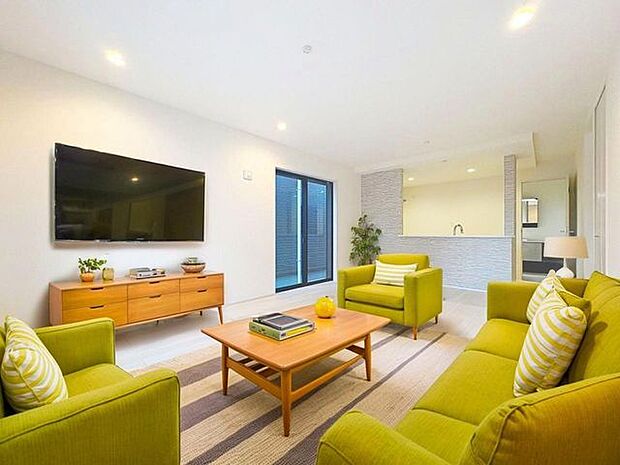 「穏やかな時が流れる癒しの空間」穏やかな光が明るくリビングルームを包みます。（画像内の家電・家具等はCGです。本物件には付帯されません。）