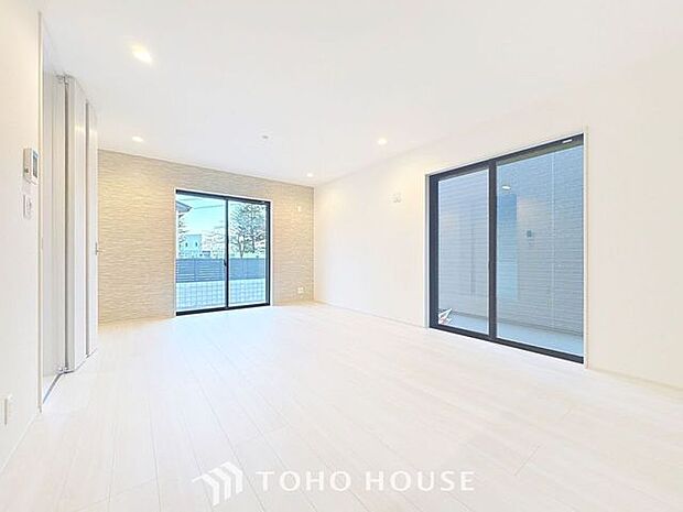 「のんびり過ごせるLDK」朝は爽やかな日差しを浴びながら、家族みんなでおいしい朝食。昼下がりには読書やお昼寝でもしながらのんびりと過ごすひと時。家族が集まる空間を、一番明るい空間に。