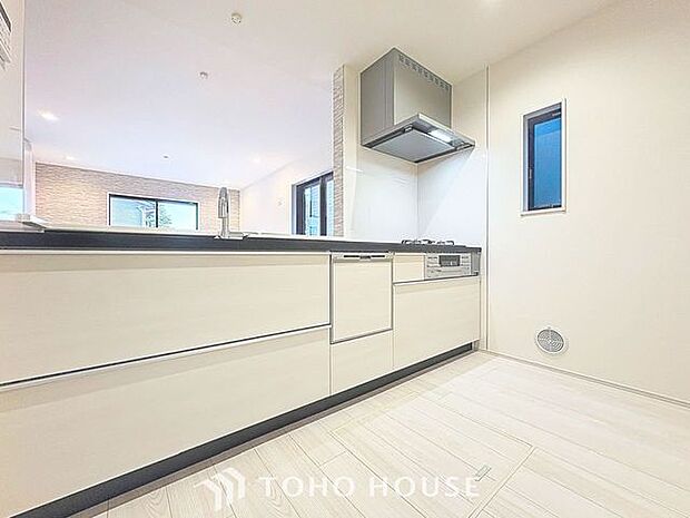 「対面キッチン」作業スペースを多くとった対面キッチン。夫婦そろってキッチンに立っても調理がしやすくゆとりある広さ。食器類もすっきりと片付く収納力が期待できます。家事をしながら会話も弾みます。