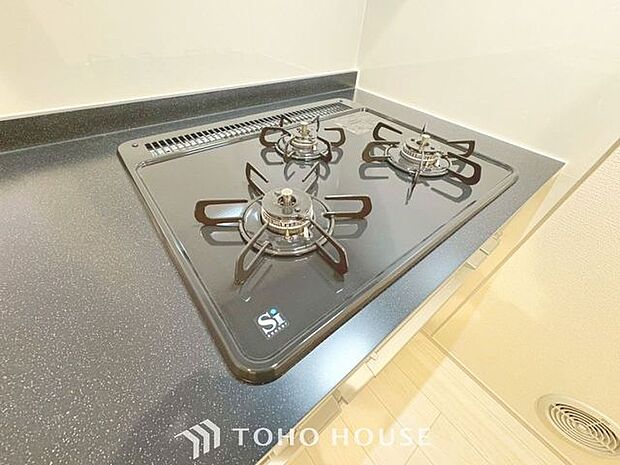 見た目に美しく使いやすさにも優れ、吹きこぼれ等のお掃除も簡単。3口コンロで忙しくても同時に調理ができるので便利ですね。