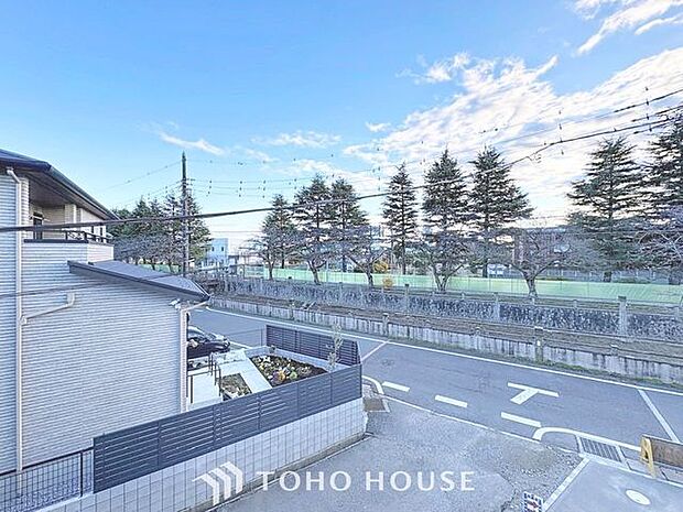 「穏やかな街並みの眺望」穏やかな街並みを一望しながら、爽やかな風と柔らかく降り注ぐ陽光を感じて頂けます。心地良い開放感が暮らしにゆとりと充足感をもたらします。