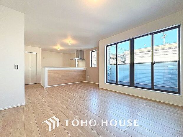 作り手の「気持ちの良いリビングでお過ごししていただきたい」という思いを感じさせます。