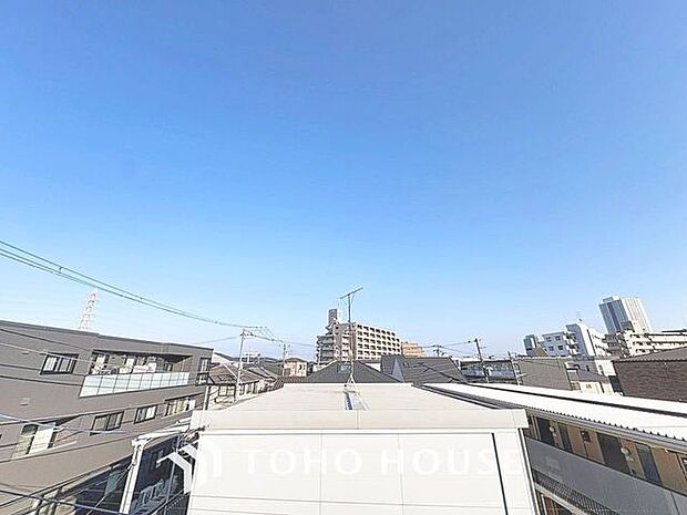 その豊かな眺望にふさわしい空間には、通風・採光にも優れ、心地よい光と風があふれています。