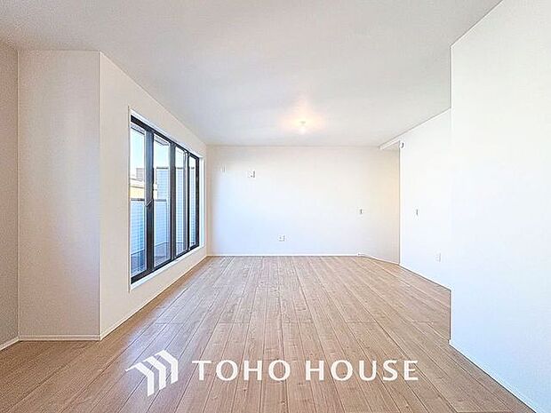 リビングも広く設け、訪れる人々を暖かく迎えてくれます。