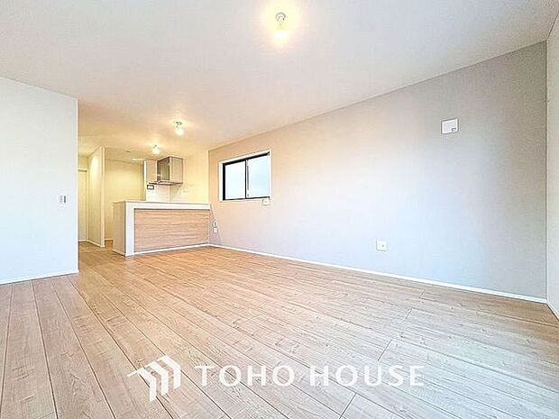 光が注がれる青い空から鮮やかに赤色にゆっくりと染まる。そんな優しい時間がここでは流れてゆく。