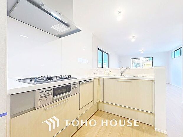 キッチンの収納は、デッドスペースになりやすい箇所を有効活用できる、スライド式収納を採用しました。