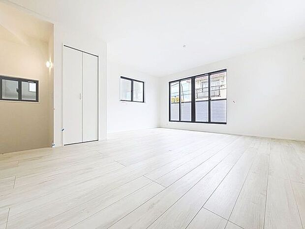 「リビングダイニング」柔らかな色合いが優しい雰囲気のお部屋は、格別の居心地の良さを感じて頂けます。採光窓から零れる陽光に癒されてください。