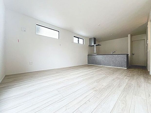 「リビング」家族の会話や笑顔が行き交うリビングで、大きなソファやダイニングテーブルでゆったり食事をしたりくつろぎたい。そんな夢が叶えられる空間です。