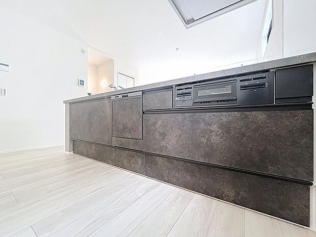 「対面式キッチン仕様」キッチンスペースは、ゆとりの広さを確保。開放的な対面式キッチンなので、ご家族との会話を楽しうことはもちろん、お子様を見守りながら家事時間を進められます。